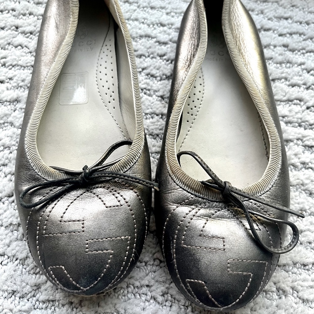 Very cute Gucci kid’s silver/gray flats